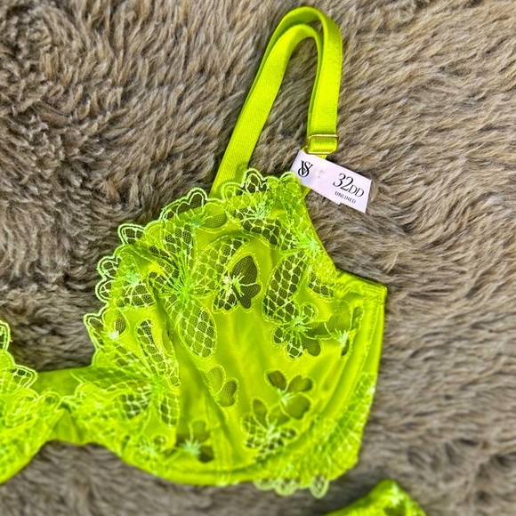 VS Lingerie Set 32DD - Picture 6 of 8